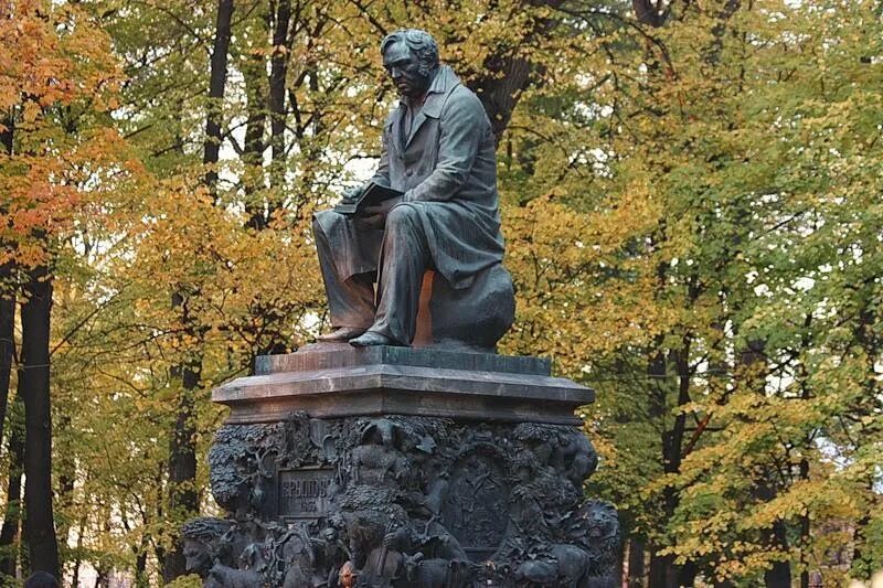 Памятник Крылова в Санкт-Петербурге. Памятник Крылову в летнем саду.
