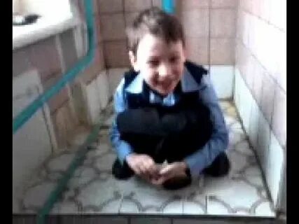 Какает в школе