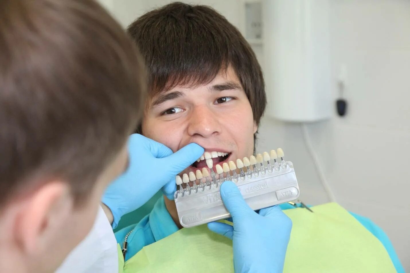 Врач который ставит зубы. Зубы стоматология. Стоматолог ортопед. Стоматология протезирование. Подросток у стоматолога.