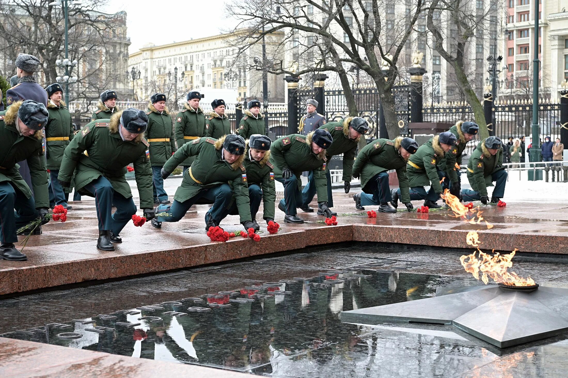 День 22 12 23. Возложение цветов 23 февраля. Возложение венков к могиле неизвестного солдата. Возложение венков 23 февраля.