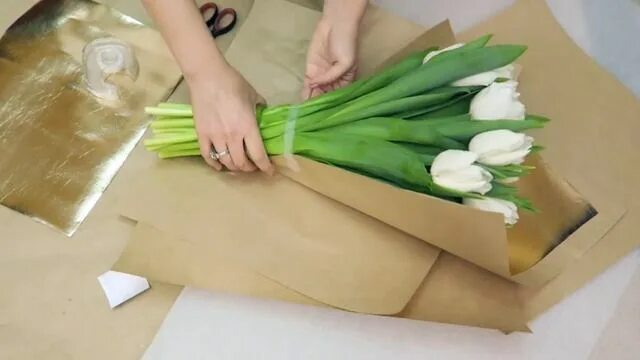 Сложить бумагу для букета. Упаковка букета уголками. Упаковка букета в прозрачную пленку. Упаковка букета пошагово. Видео как завернуть цветы.