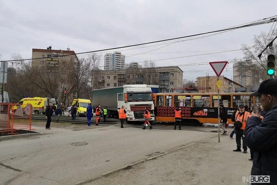 Е1 екатеринбург новости происшествия сегодня. Трамвай блюхера екатеринбург. дтп страмваем в екатер. столкновение трамваев екатеринбург.