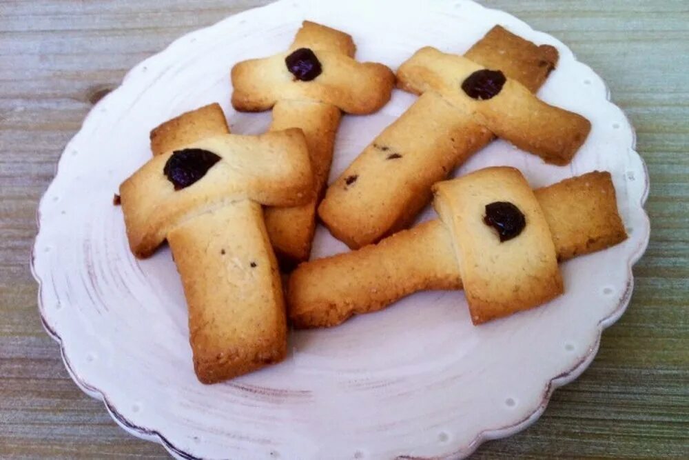 Рецепт крестов на крестопоклонную неделю. Обрядовое печенье кресты. Печенье в виде Креста. Выпечка в виде Креста. Крестцы печенье.