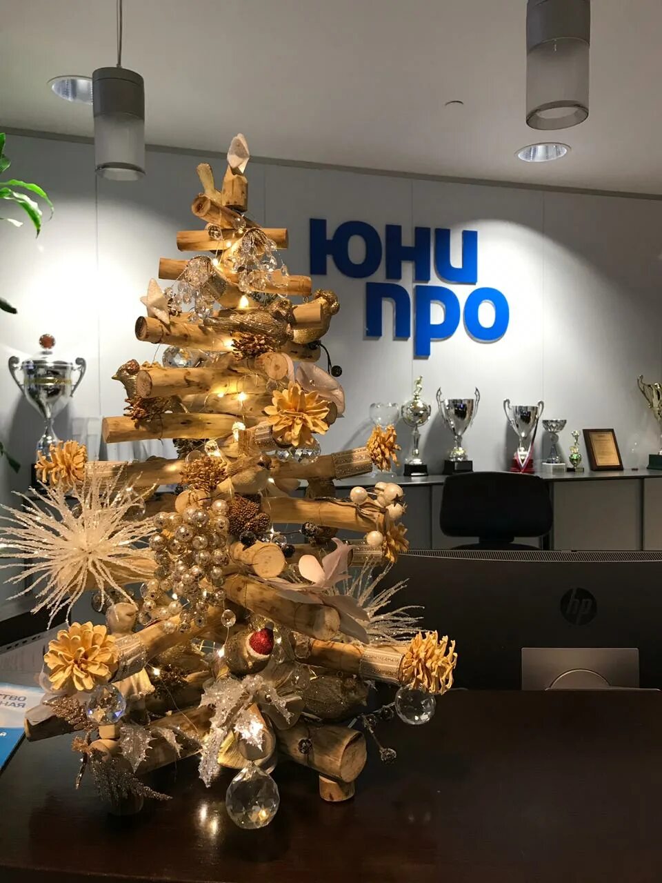 Идеи украшения офиса к новому году. Новогоднее украшение офиса. украсить кабинет к новому году. украсить офис к новому году.