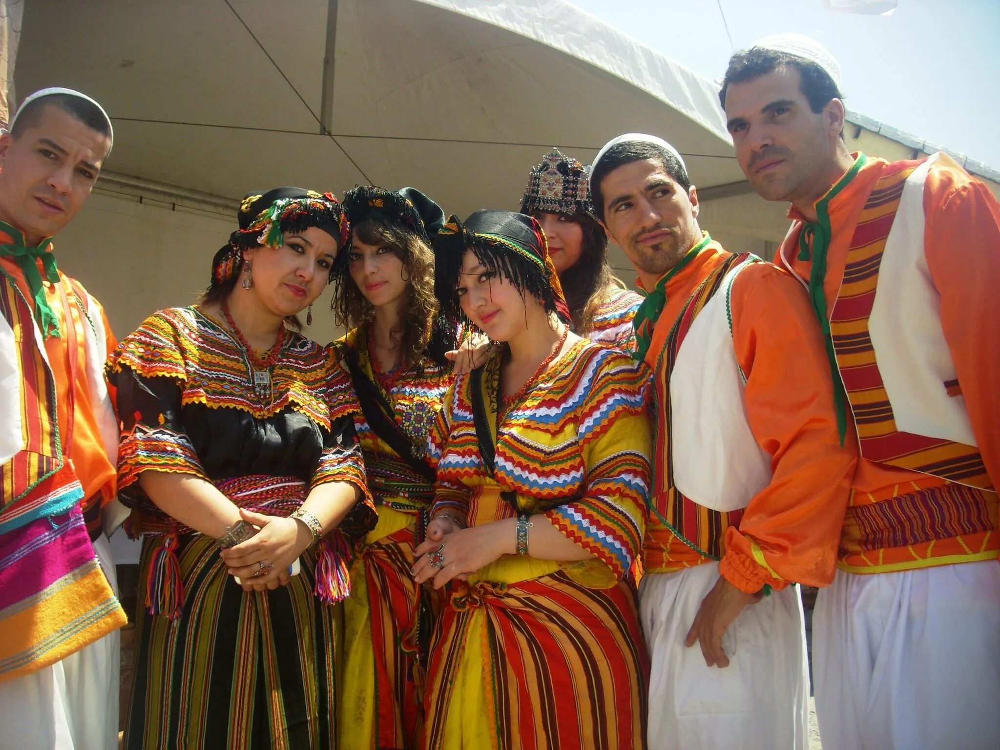 Люди в национальной одежде. Алжир Национальная одежда берберов. Берберы Алжира национальный костюм. Кабилы Алжир берберы. Марокканец тунисец.