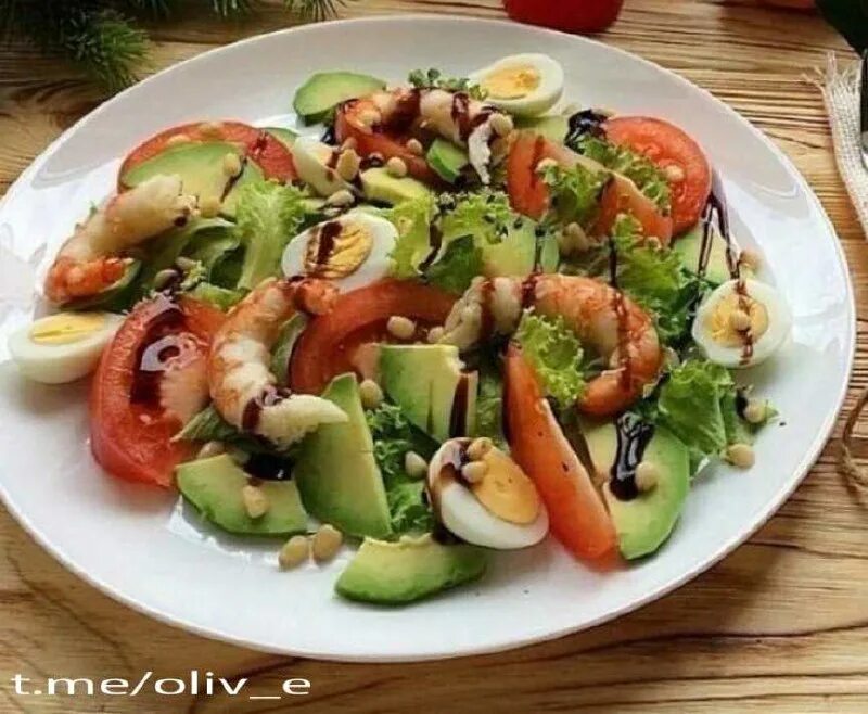 Креветки авокадо кедровые орешки. Креветки руккола черри. Руккола с креветками и авокадо. Креветки авокадо кедровые орешки. Салат с креветками и рукколой и кедровыми орехами.