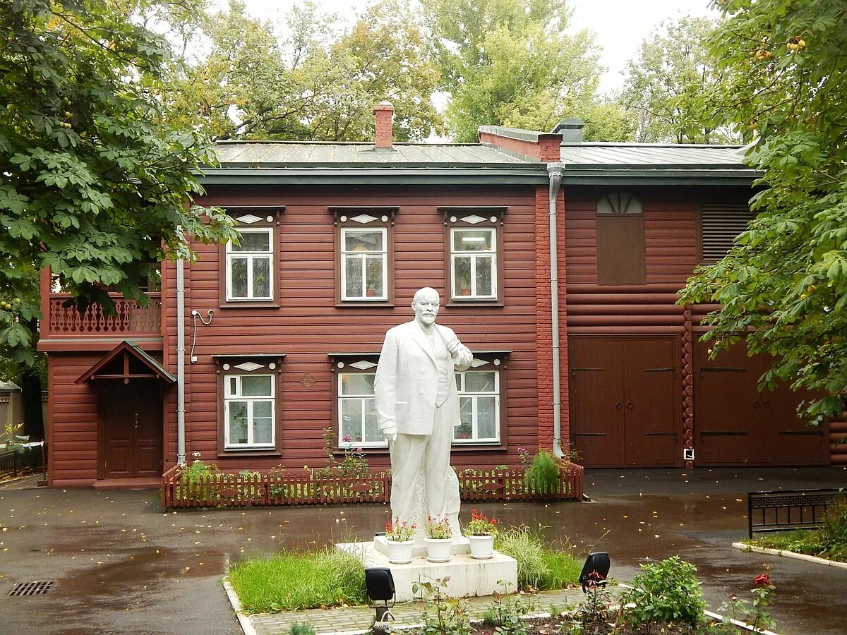 Дом музей ленина в ульяновске где родился ленин. Дом в котором родился ленин в ульяновске. Дом где жил ленин в ульяновске. Дом в котором жил ленин. Швейцария.
