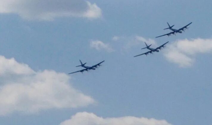 В небе слышалось сильное жужжание. Военные самолеты над Саратовом. Самолет над Саратовом. Самолеты пролетели военные. Саратов летают военные самолёты.