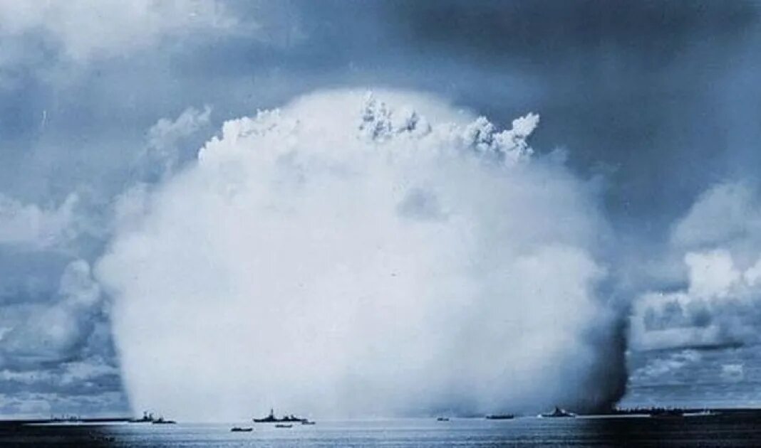 Ядерный взрыв Атолл бикини. Взрыв боеголовки Посейдон. Атомный взрыв в океане. Подводный ядерный взрыв. Взрыв посейдона