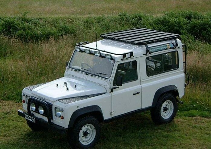 Defender 2000. Дефендер 110 белый. Ленд Ровер Дефендер 2000г. Land Rover Defender белый. Дефендер 90 зеленый с белой крышей.