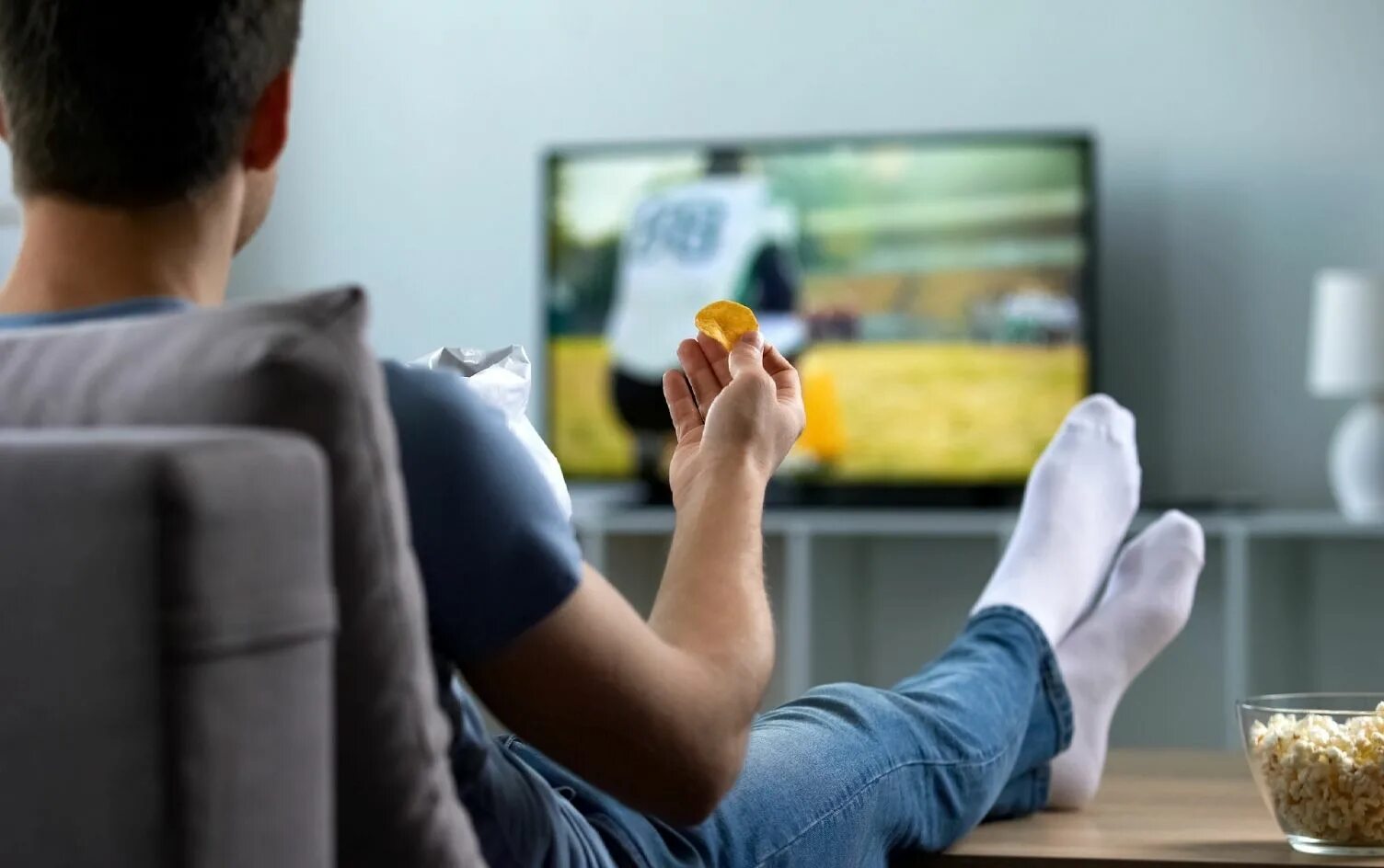 Watch tv is good. Перед телевизором иллюстрация. телевизор man. watch tv. картинки с телевизором с удовольствием.
