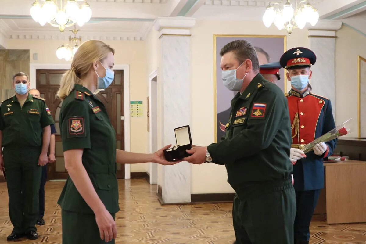 Вручение военных наград. Белый зал штаб ЦВО. Мордвичев командующий ЦВО вручает.