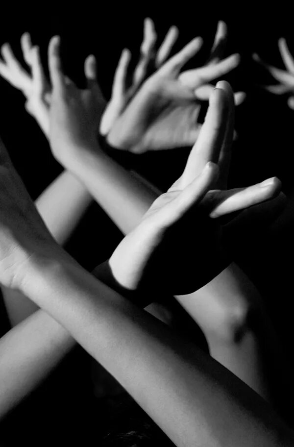 Где танцуют руками. Переплетение рук. Руки в танце. Руки танцора. Фламенко руки.
