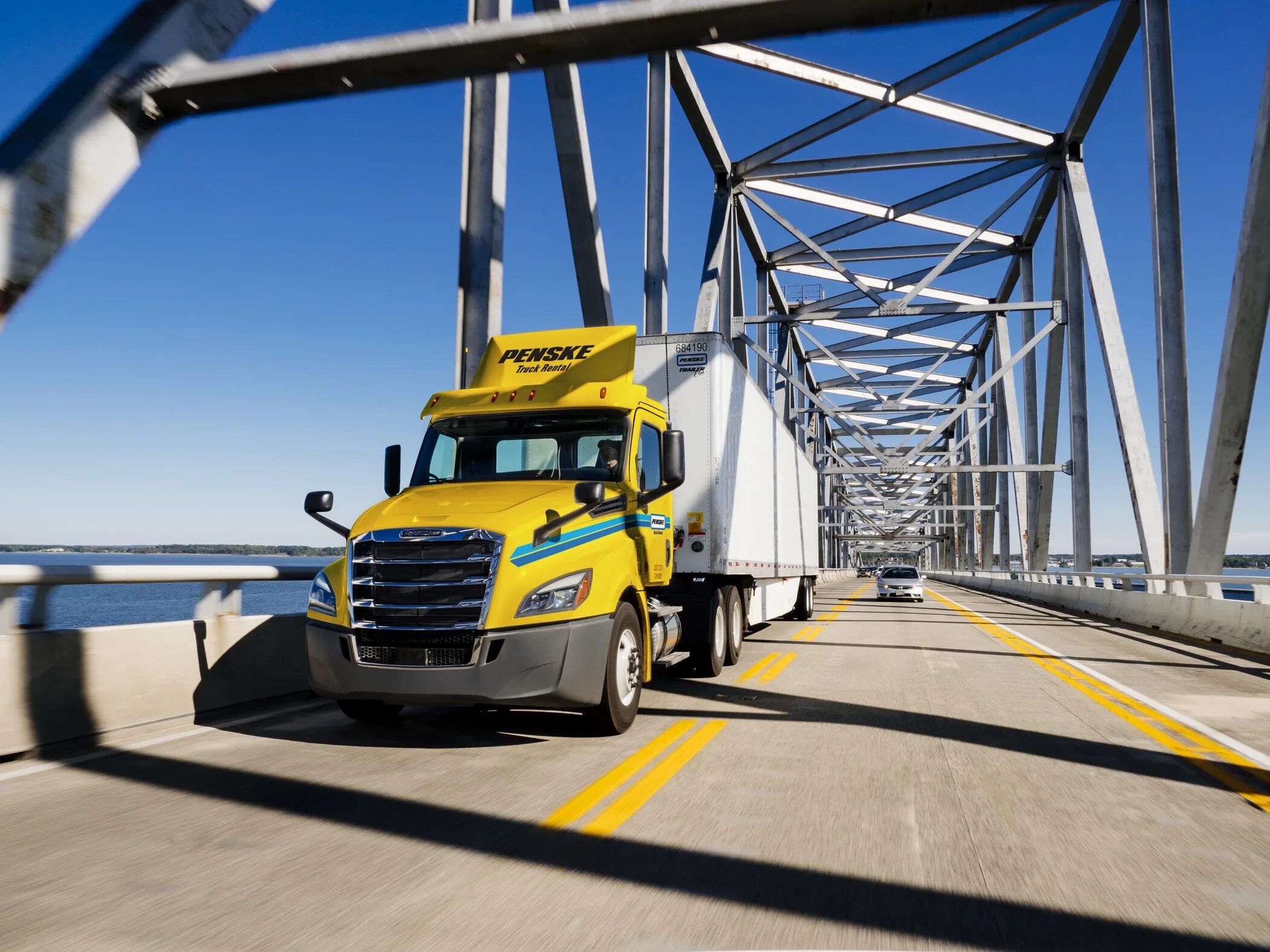 Взять тягач в лизинг. Лизинг грузовых автомобилей. трак в лизинг. penske truck. penske logistics.