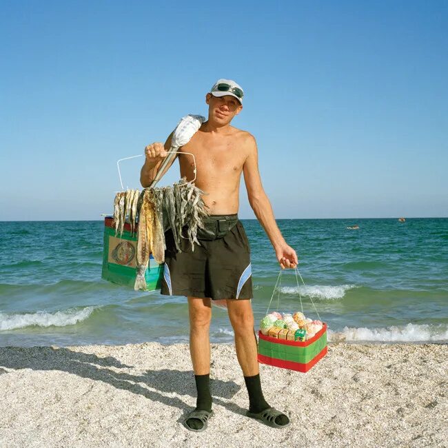 Армейский отпуск. Торговец на пляже. Продавец на пляже. Туристы на пляже.