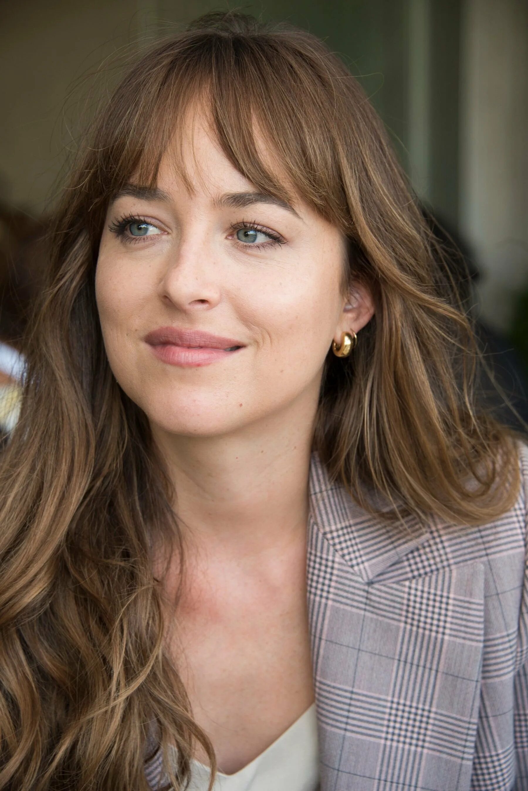 Стрижка шторка 2025. Dakota johnson. дакота джонсон 2025. дакота джонсон макияж. дакота джонсон челка.