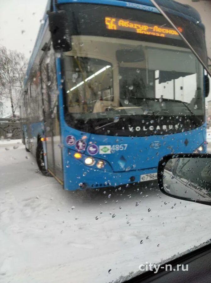 Автобус разбили. Разбитые новые автобусы. Авария автобуса Новокузнецк. Разбитый Волгабас.