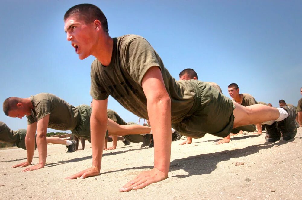 Отжимания в армии. Солдат отжимается. Физическая подготовка военнослужащих. Тренировка солдат. Отжимаются в армии.