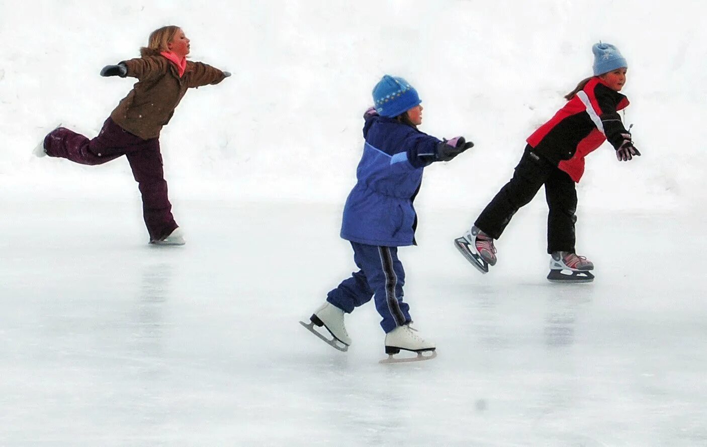 Дети катаются на коньках. Падать на катке. Как называется человек на коньках. Девушка катается на коньках. Одежда для катания на коньках.