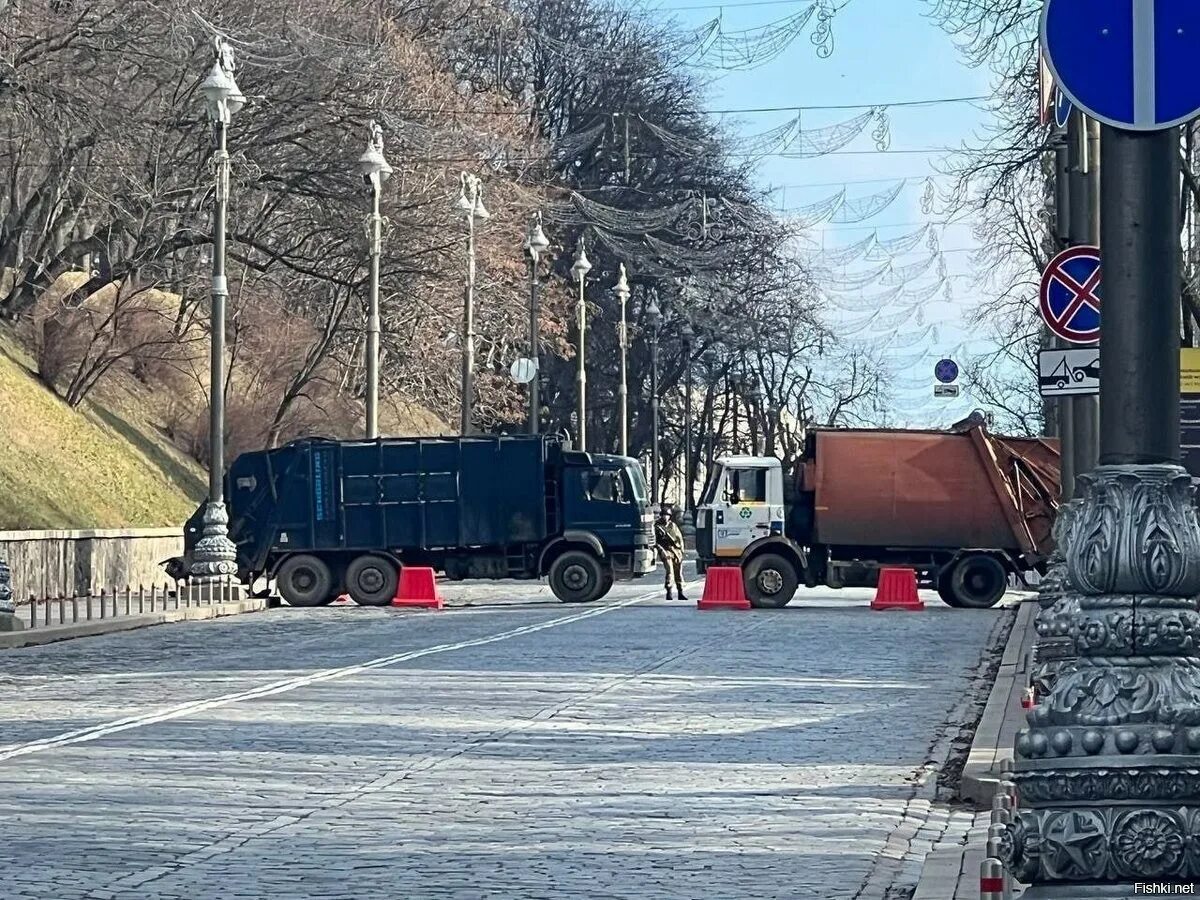 Военные перекрывают дороги. Военные перекрыли дорогу. Российские войска в Киеве. Российские солдаты в Украине перекрыли дорогу. Правительственный квартал Киев.