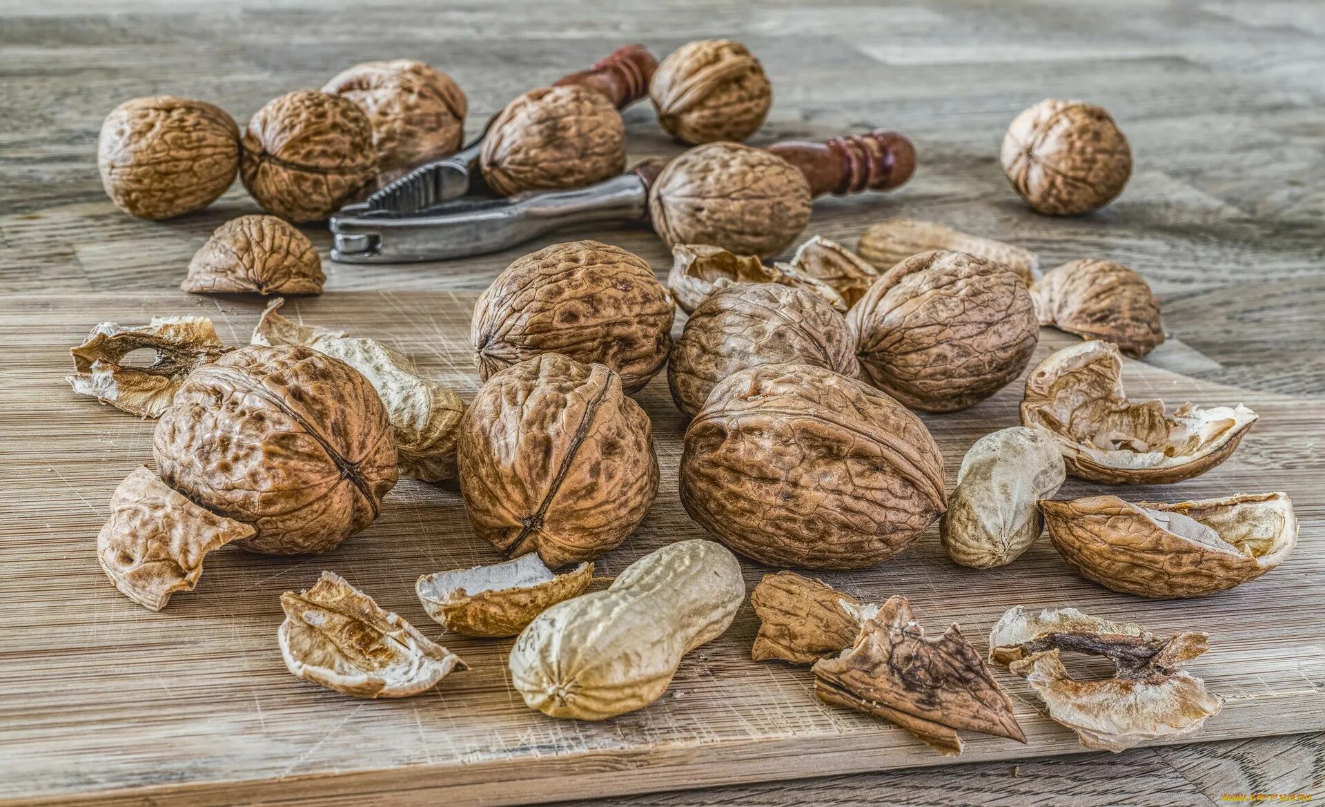 Орех грецкий. Walnuts орехи. Экзотические орехи. Недозрелый грецкий орех.