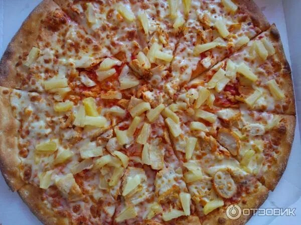 Пицца гавайская в коробке. Гавайская пицца в додо пицца. Пицца с ананасами и курицей. Гавайская пицца в додо пицца. Пицца с ананасами додо.