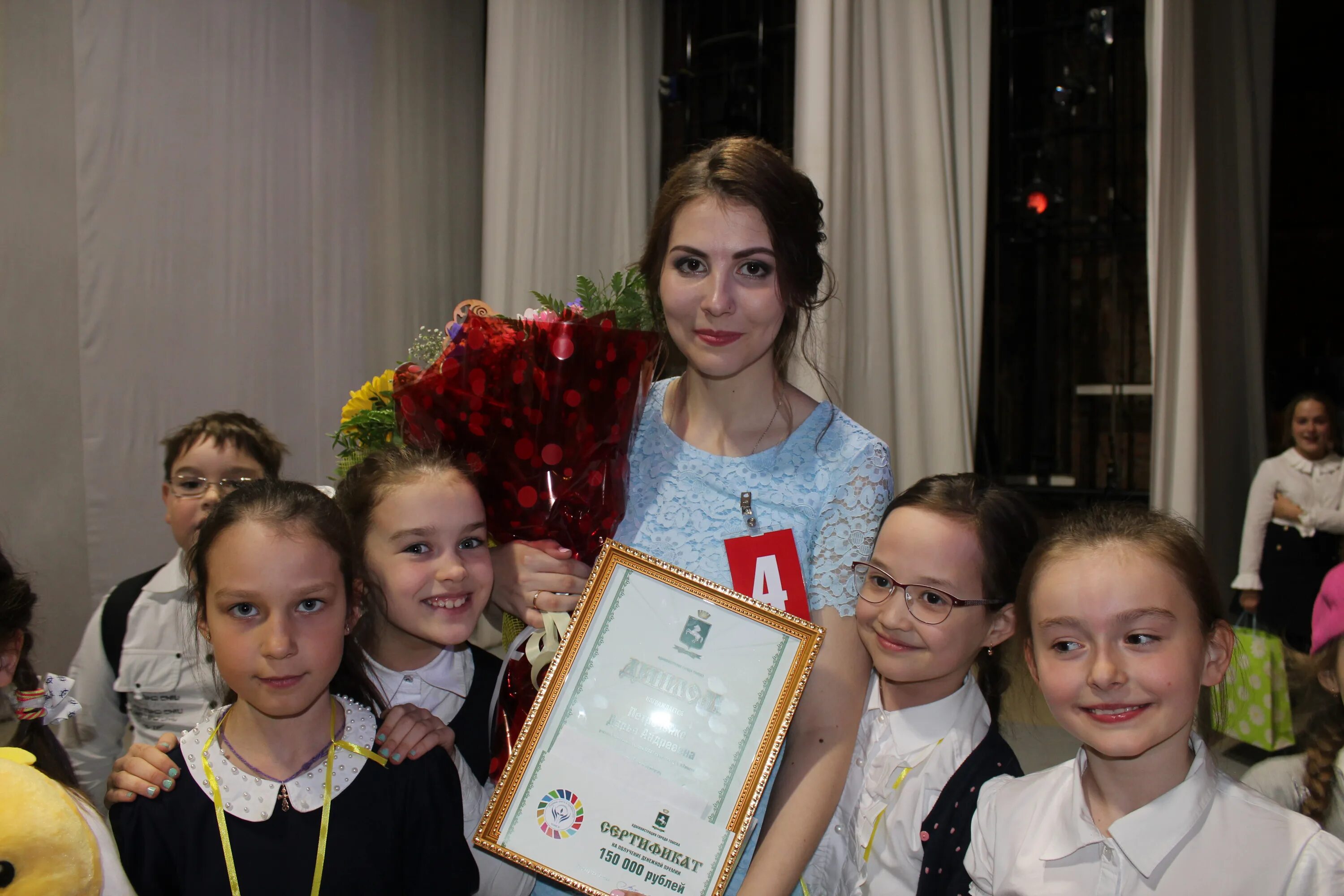 сотрудничество на уроке. учитель начальных классов томск. региональный этап всероссийского конкурса воспитатель года 2022 томск. финалисты учитель года 2022. ученики в школе.