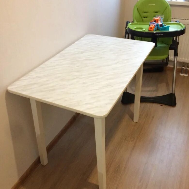 Кухонный стол б/у. Красный стол и стулья для кухни ссср. Стол б у кухня. Кухонный стол и навесной шкаф. Советский кухонный стол.