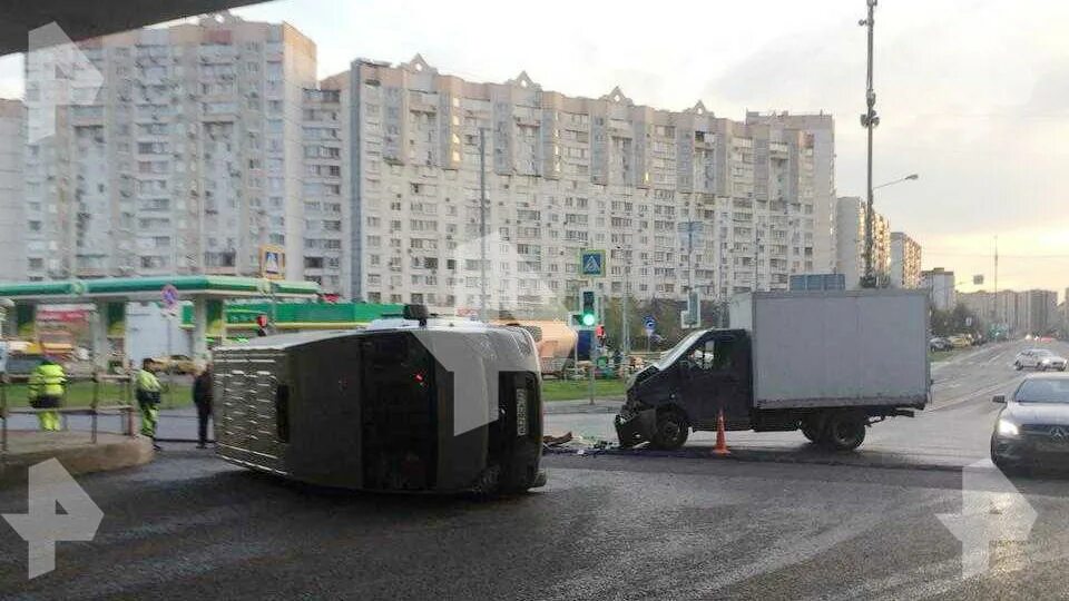 Рен тв машина. Машина перевернулась в москве вчера. грузовик перевернулся новорязанское шоссе. поезд метро перевернулся. авария на новорязанском шоссе сейчас 1 час назад 15 машин пострадавшие.