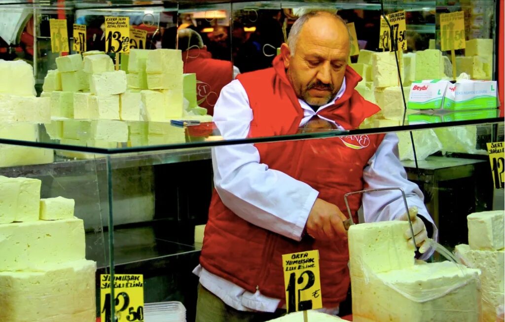 Продавец сыров. Продавщица сыра. Продавец сыров. Продавец сырного магазина. Дегустация сыра.