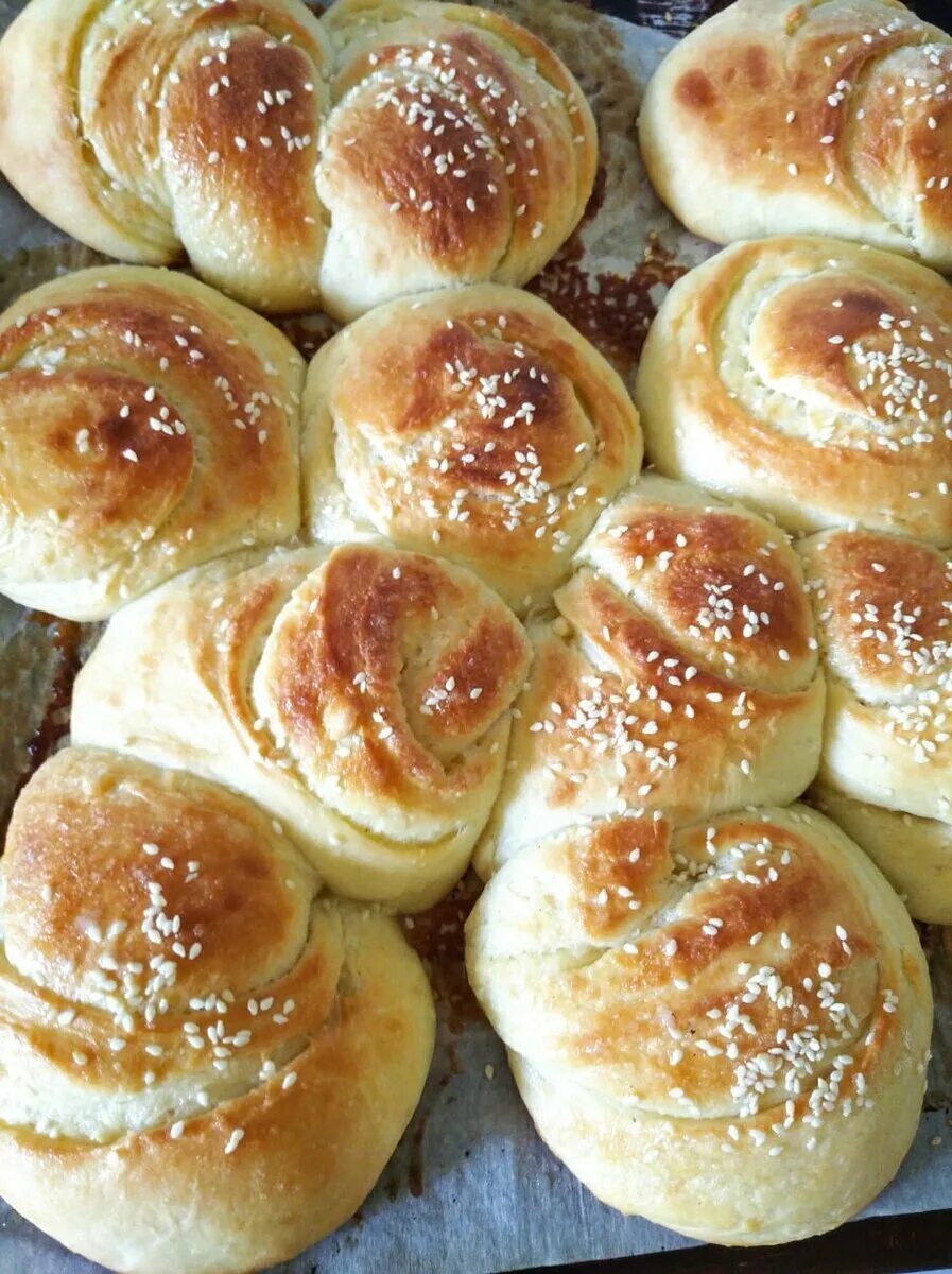 Плюшки с сахаром с сухими дрожжами. Булочки на дрожжевом тесте. Сдобные дрожжевые булочки. Дрожжевые булочки с творогом. Пышные булочки.