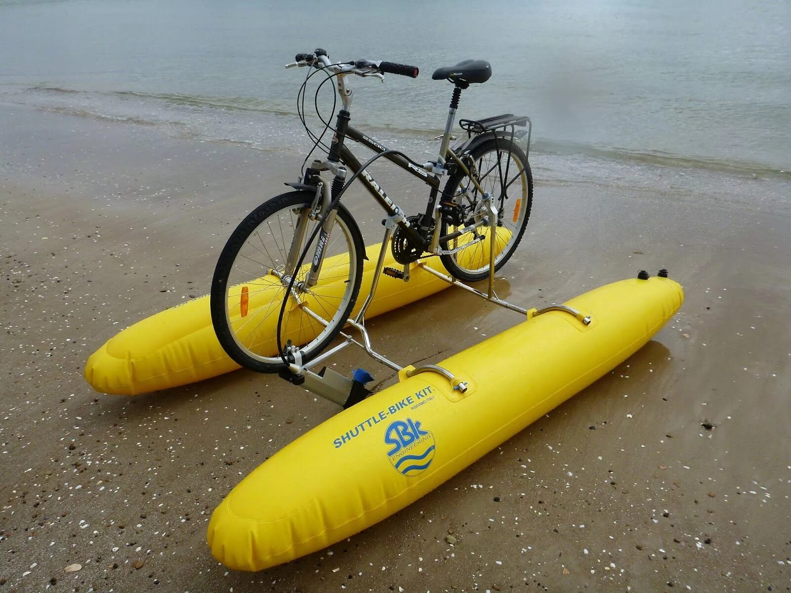 Water bike. Shuttle Bike Водный велосипед. Плавающий велосипед Shuttle-Bike Kit. Катамаран надувной велопривод. SBK катамаран из велосипеда.