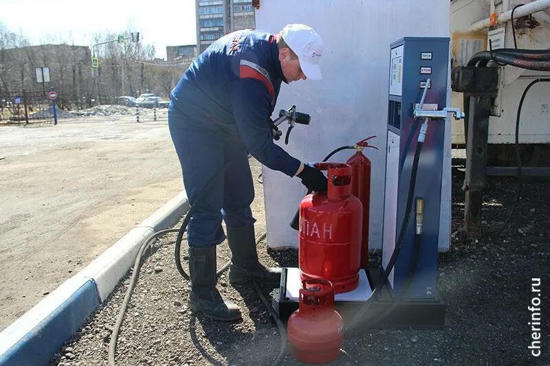 Заправщик баллонов. Сжиженный газ в баллонах. Заправщик баллонов. Заправщик газовых баллонов. Заправщик газовых баллонов.