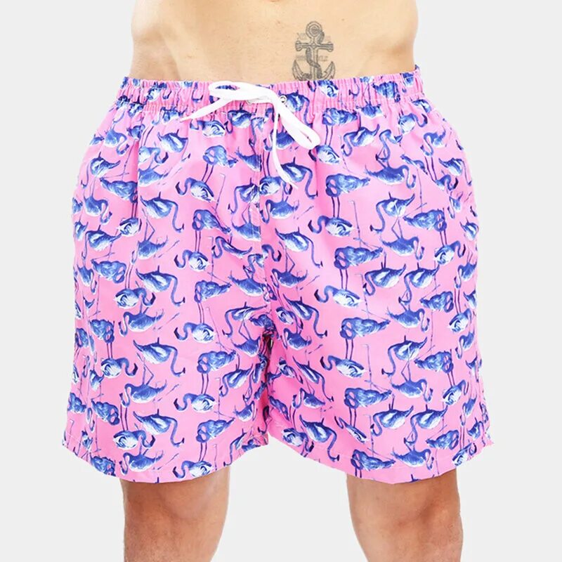 Розовые мужские шорты. Плавательные шорты с розовым Фламинго. Розовые шорты мужские. Пляжные розовые шорты. Пляжные шорты мужские розовые.
