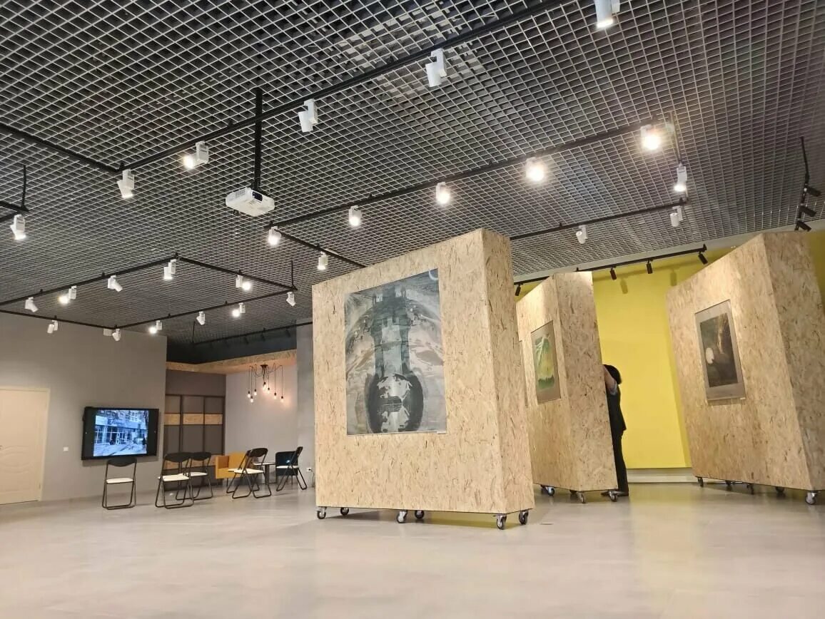 градова дина центральный выставочный зал манеж. выставочный зал юбилейная. плакат фотовыставки. выставки владимир назаренко. художник назаренко владимир.