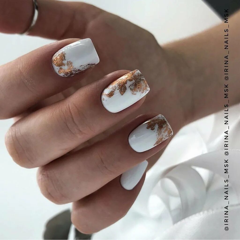 бежевые ногти с фольгой. молочные ногти с фольгой. маникюр с фольгой. молочный дизайн с фольгой. молочный маникюр с фольгой.