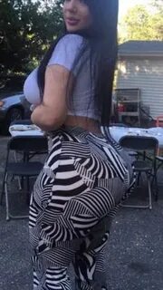 Curvy latina