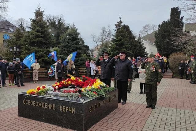 Освобождение керчи 11 апреля. Керчь освобождена от фашистских войск. керчь день освобождения от фашистов. освободили керчь. освобождение керчи.