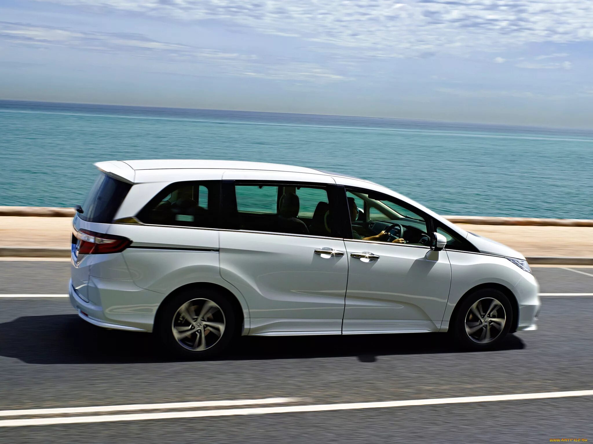 Honda odyssey 2014. Тойота вокси 2017 гибрид. Хонда одиссей семиместная. Хонда одиссей 2013. Минивэны 2014.