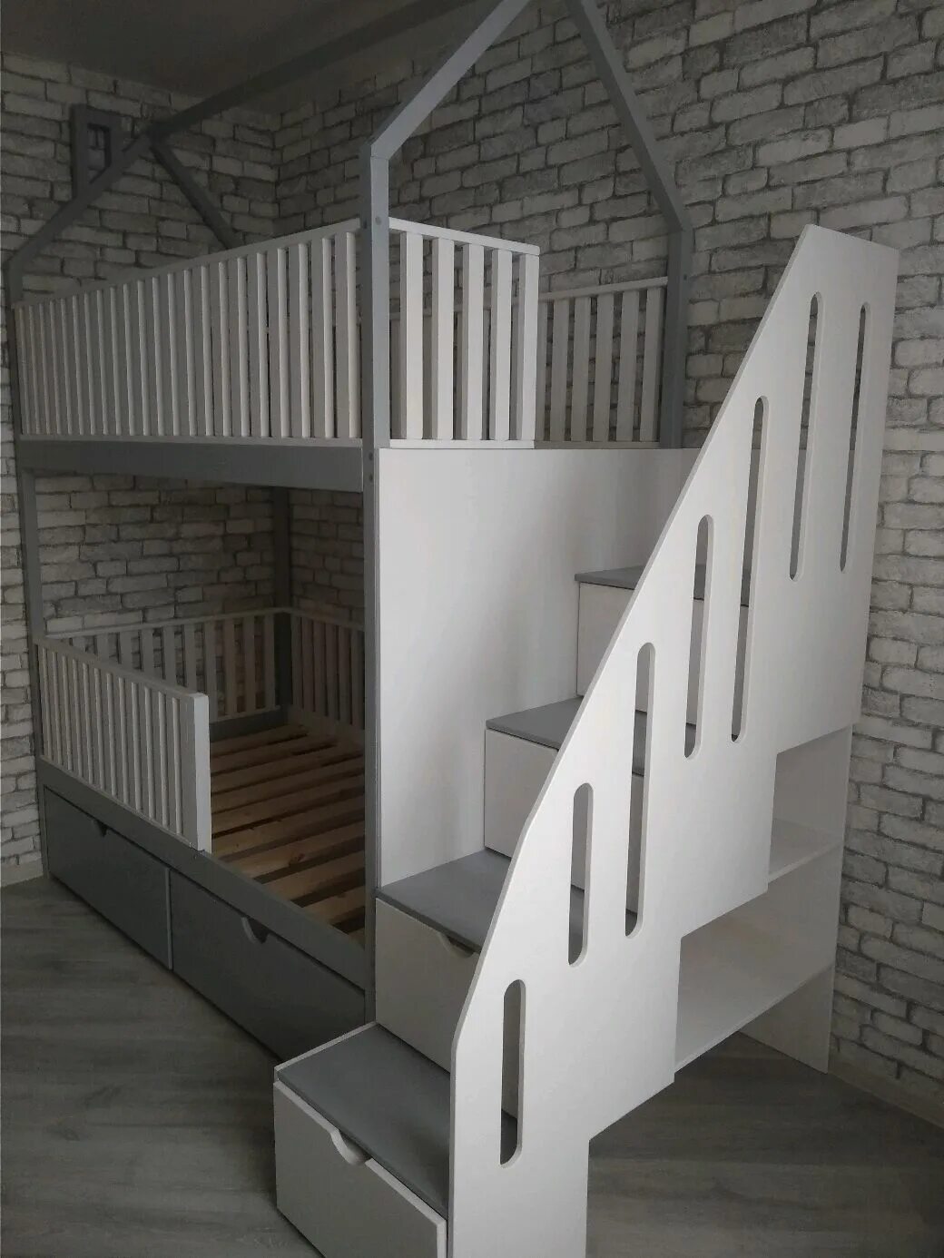 Купить кровать лестница. Лестница для двухэтажной кровати. Лестница для двухъярусной кровати. Двухъярусная кровать домик с лестницей комодом. Лестница комод для двухъярусной кровати.