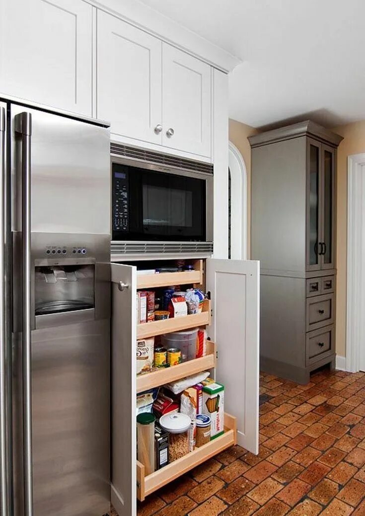 Куплю квартиру духовке. Кухня с большим холодильником. Встроенный холодильник в пенале. Встроенный холодильник в колонне. Холодильник отдельностоящий.