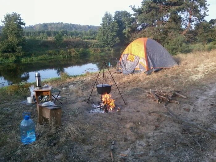 Рыбалка с ночевкой в палатке. Рыбалка с ночевкой. Рыбацкая палатка летняя. Ночевка на рыбалке летом. Палатка в тайге.
