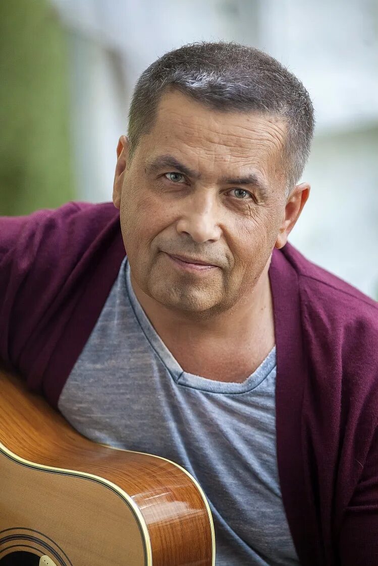 Солист группы любэ. Сколько лет солисту группы любэ. Любэ солист. Солист любэ николай расторгуев. Сколько лет солисту группы любэ.