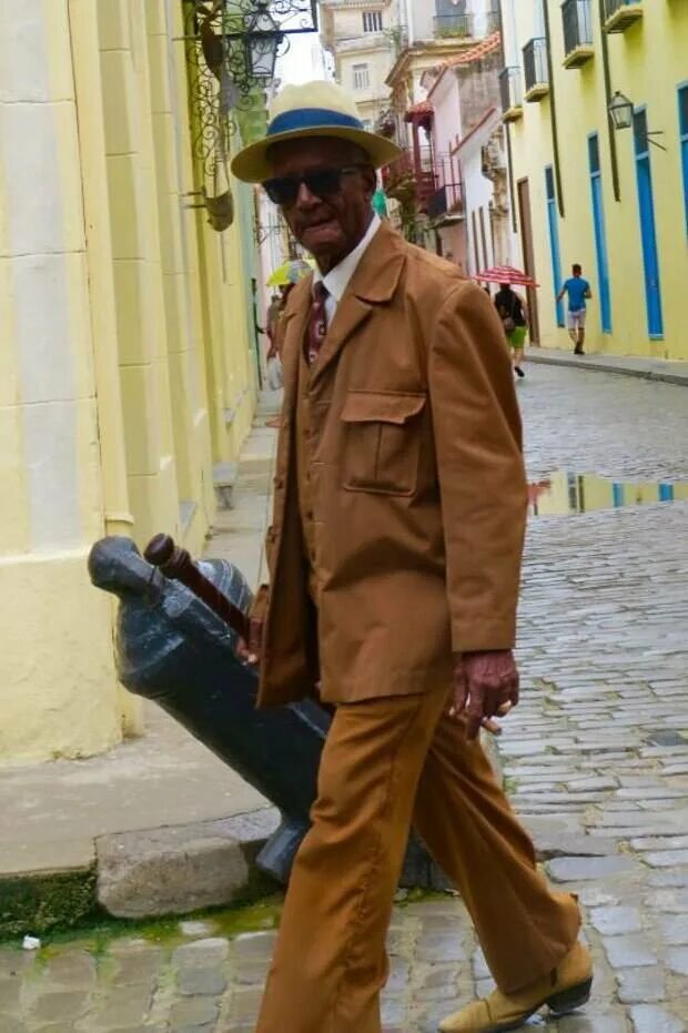 Кубинский стиль в одежде. Кубинский стиль одежды мужской. Кубинский стиль в одежде для мужчин. Кубинский стиль мужчина.