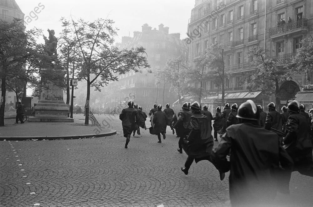 Париж 1968 студенческие бунты. Студенческие Восстания во Франции 1968. Париж май 1968. Красный май в Париже 1968. Франция майдан