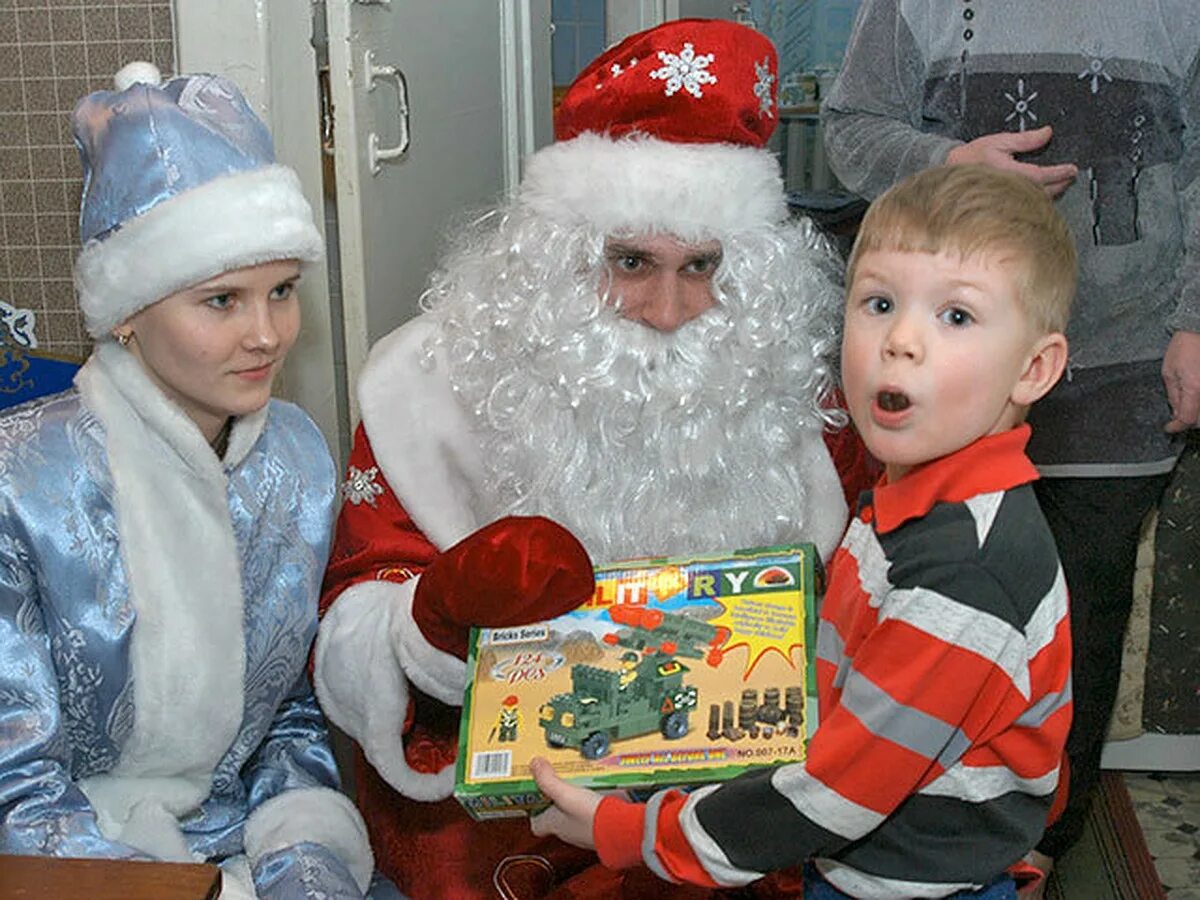 Дед Мороз с мальчик подарками. Игрушки которые дед Мороз дарит на новый год. Дед Мороз дарит игрушки детям. Что попросить у дедушки Мороза игрушки. Попросить деда мороза на новый год