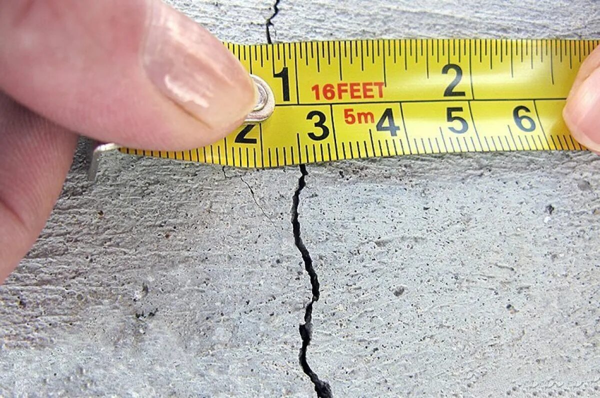 Трещина длина. Измерение трещины в стене. Измерение раскрытия трещин в бетоне. Замер раскрытия трещин в бетоне. Волосяные трещины в бетоне.