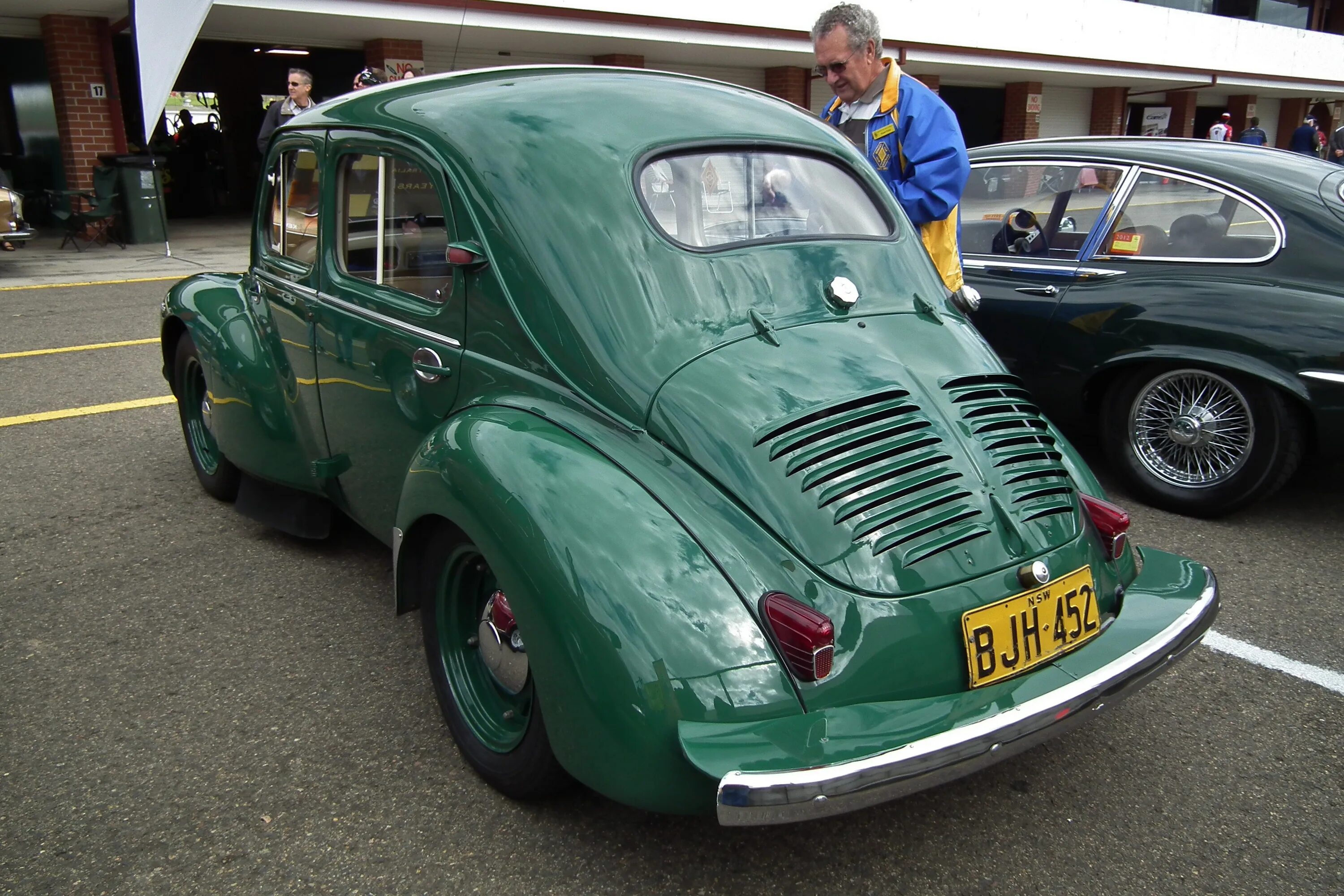 Т668ум69 рено. Рено 1957. Луи Рено автомобиль. Renault 4cv in Lemans 1949-1951. Рено Морис.