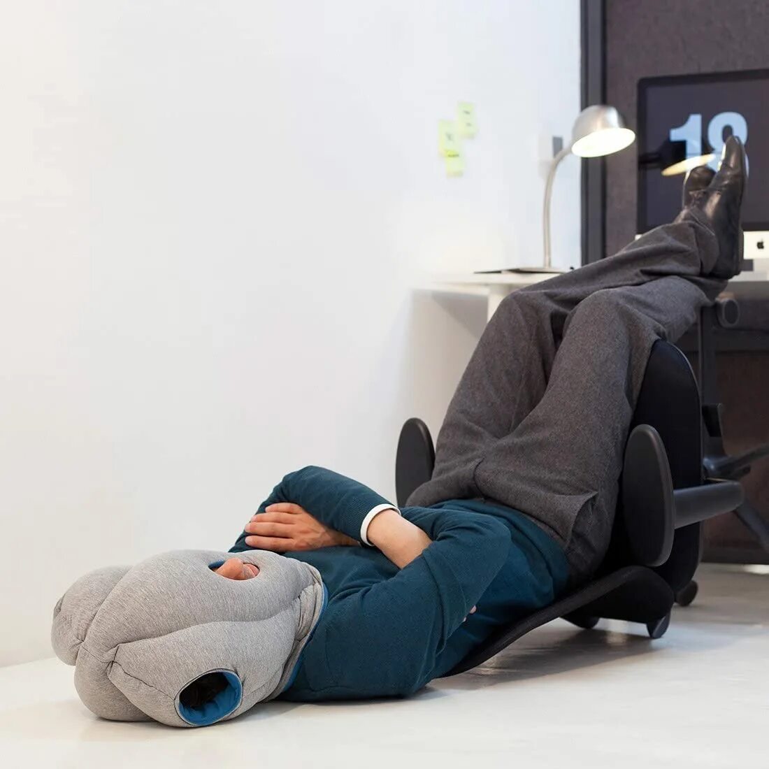 Сон сидеть на мужчине. Подушка-страус Ostrich Pillow. Подушка страус для сна. Подушка для сна на рабочем месте. Подушка для сна в офисе.