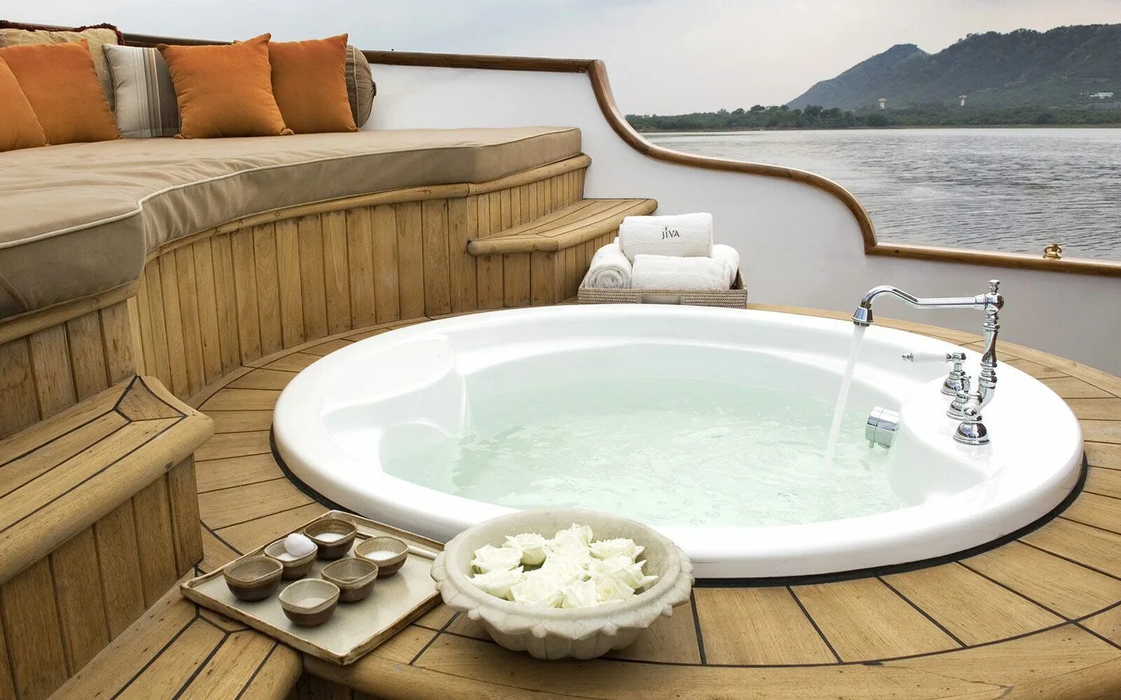 Джакузи в частном доме. Старая джакузи. Спа бассейн jacuzzi. Надувное джакузи для дачи. Старая джакузи.